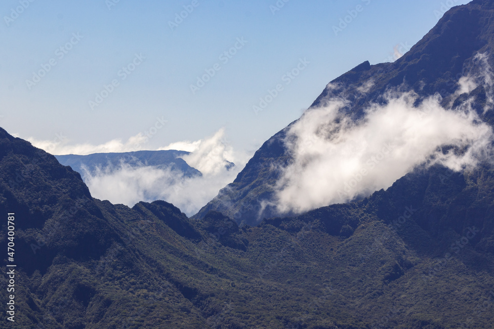 Berghänge mit Wolken am Maido, Reunion