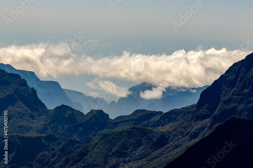 Fototapeta Naklejka Na Ścianę i Meble -  Berggipfel mit Wolken auf Mauritius, vom Maido aus