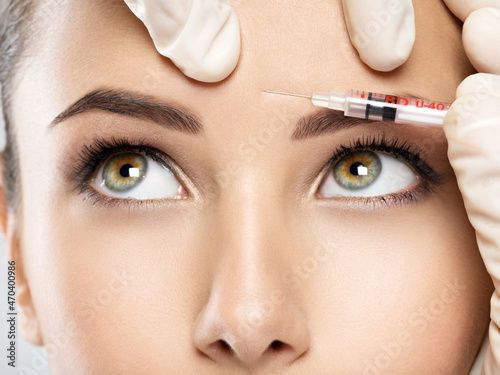 Εκτύπωση καμβά woman getting cosmetic botox injection in forehead