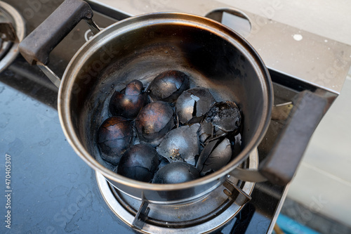 Fotografie burned eggs in a pot after boiling eggs - mistake cooking