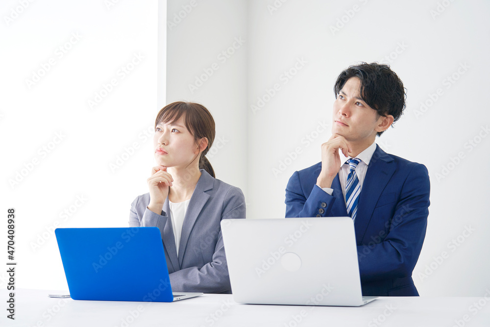 ビジネス 男女 パソコン 考える ビジネス 男女 パソコン 考える