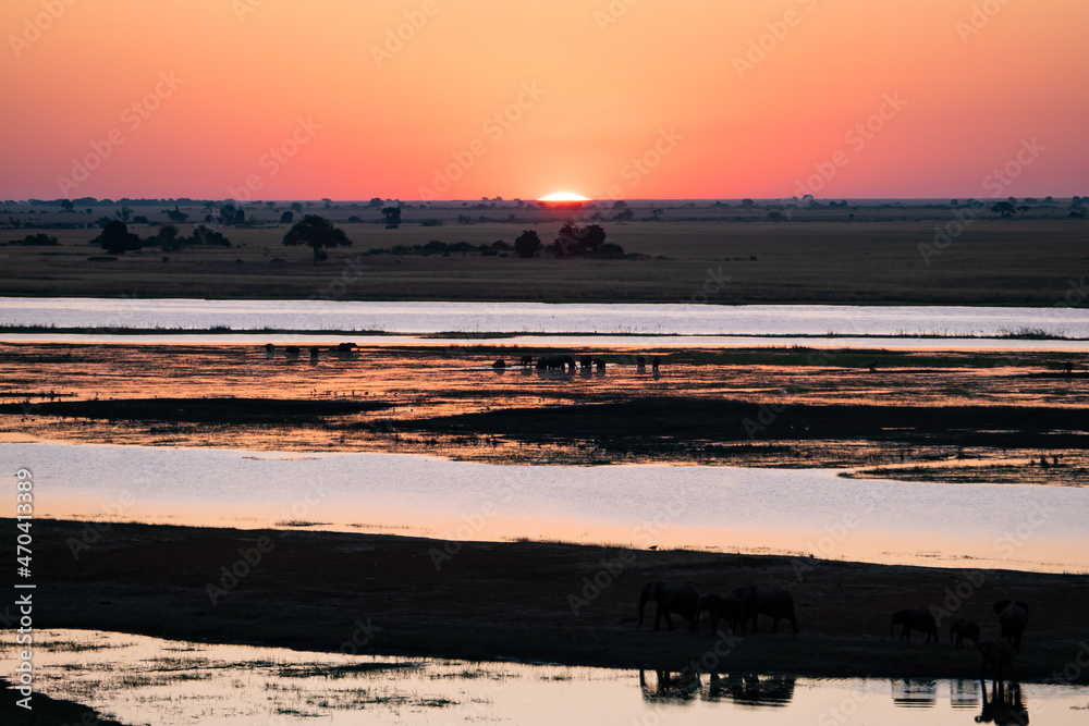ストライプに見えるアフリカの大地と夕焼け