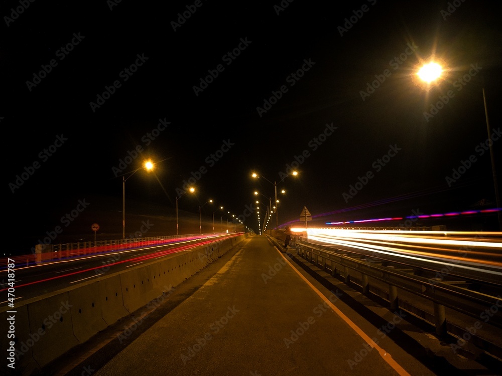 Obraz premium night traffic in the city