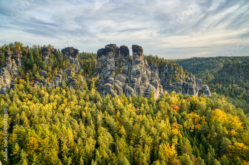 Elbsandsteingebirge im Herbst - Sächsische Schweiz. Leichte Wolken am Himmel. Fantastischer Ausblick