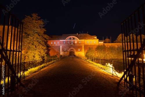 Tableau sur toile Zitadelle Spandau beleuchtet bei Nacht