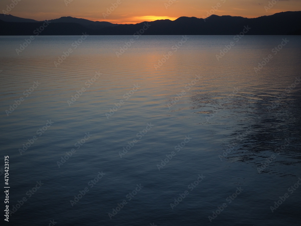 支笏湖と山の黄昏時