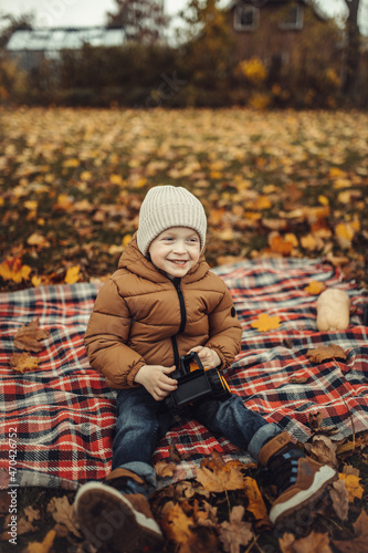 autumn photos with mother and son 