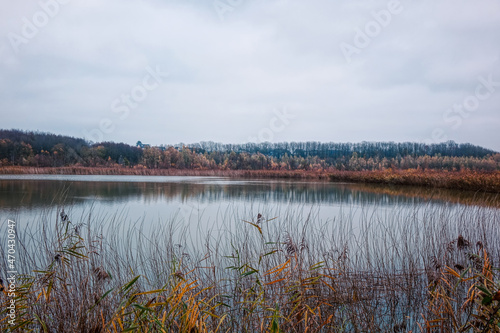 Blick auf einen Teich in einem renaturierten Kalksteinbruch bei Tönisheide im Herbst photo