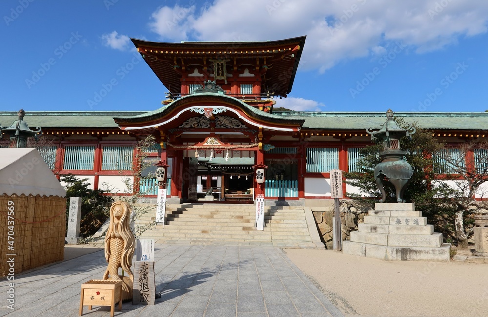 Obraz premium Ro-mon Gate in the precincts of Hofu-tenmangu Shrine in Hofu City in Yamaguchi Prefecture in Japan 日本の山口県防府市にある防府天満宮の境内の楼門 