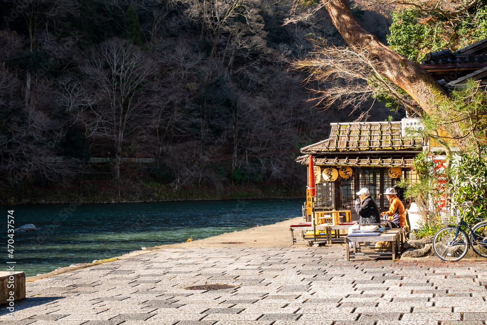のどかな川沿いの茶屋の風景