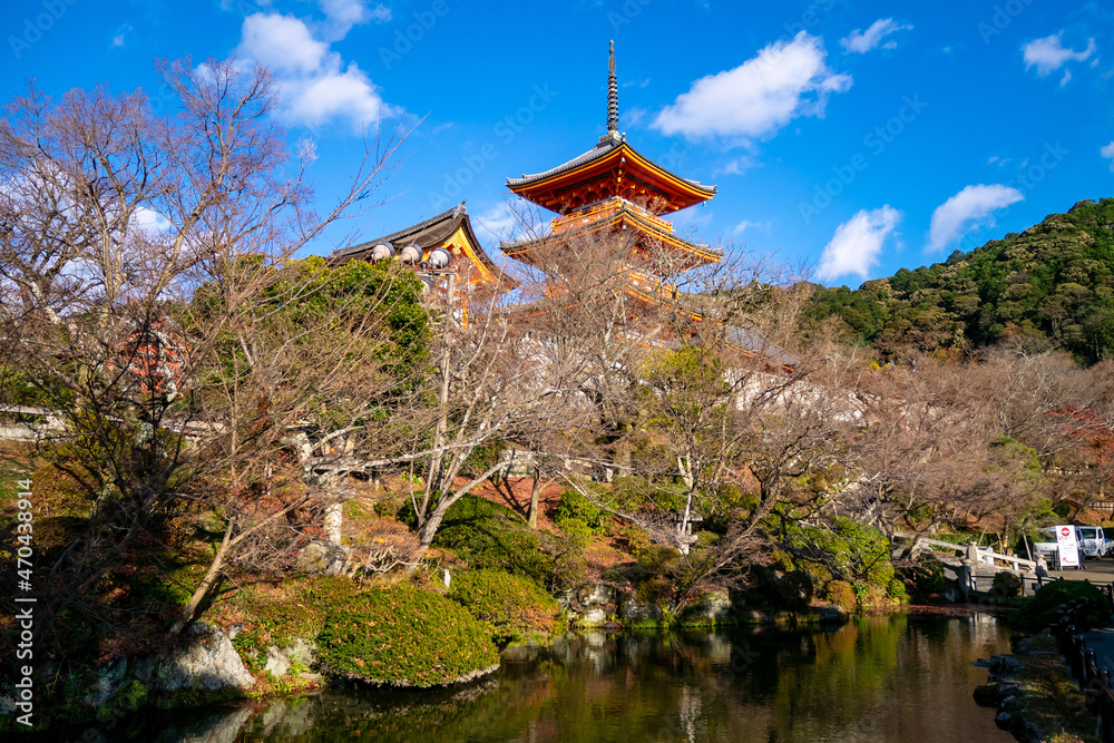 池と青空と清水の塔