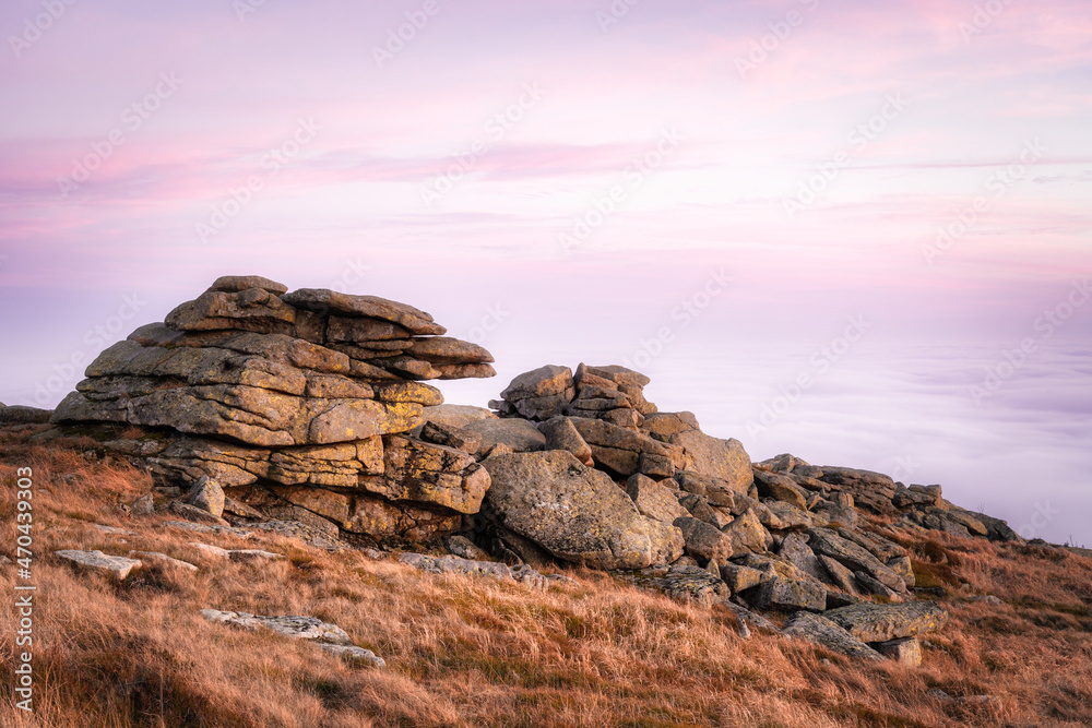 Über den Wolken auf dem Brocken im Harz, Nationalpark Harz, Sachsen-Anhalt, Deutschland. Rosa Sonnenuntergangshimmel und Felsformationen im Herbst. Brocken Teufelskanzel, Hexenaltar. Über den Wolken auf dem Brocken im Harz, Nationalpark Harz, Sachsen-Anhalt, Deutschland. Rosa Sonnenuntergangshimmel und Felsformationen im Herbst. Brocken Teufelskanzel, Hexenaltar.