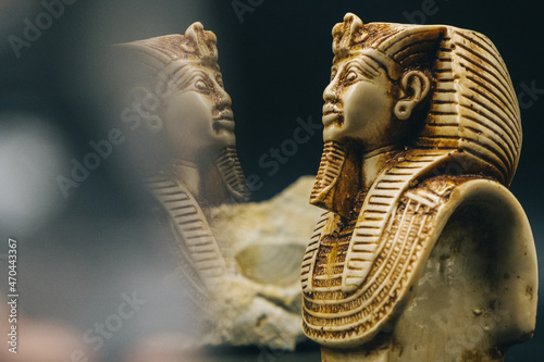 бюст древнего египетского фараона