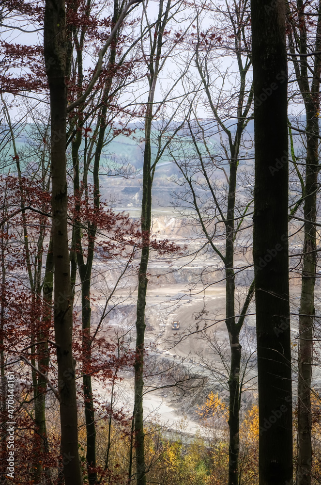 Blick auf einen Kalksteinbruch bei Tönisheide im Herbst