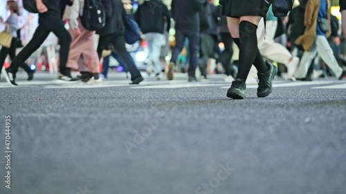 横断歩道を歩く人々　雑踏　人混み　スローモーション