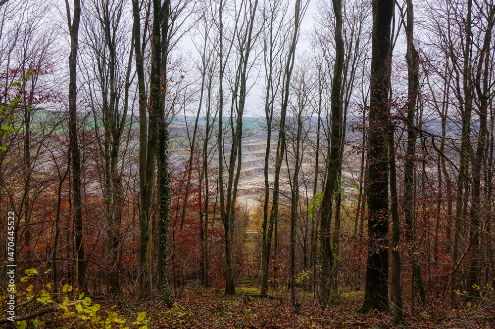 Blick vom Wanderweg auf einen Kalksteinbruch bei Tönisheide im Herbst