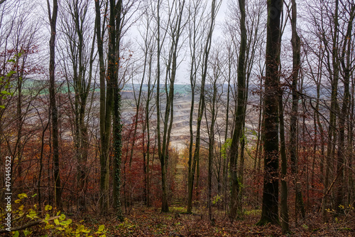 Blick vom Wanderweg auf einen Kalksteinbruch bei Tönisheide im Herbst