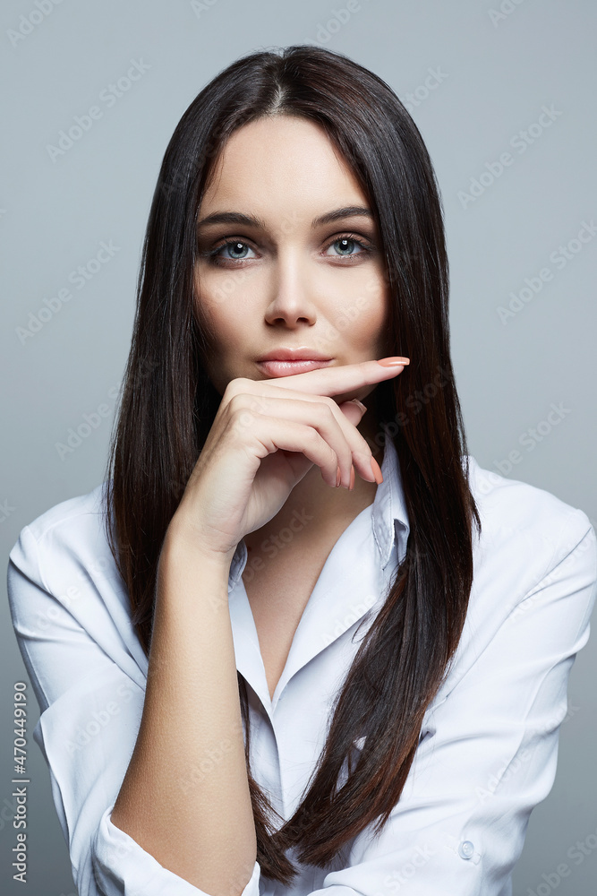 Beautiful Brunette Girl. fashion beauty portrait