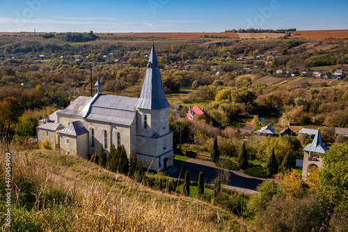 Cuadro en lienzo Catholic church in the valley of the village Zinkiv on an autumn day