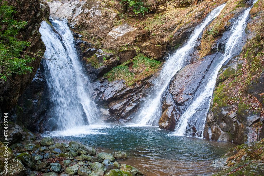 山の滝 山の滝