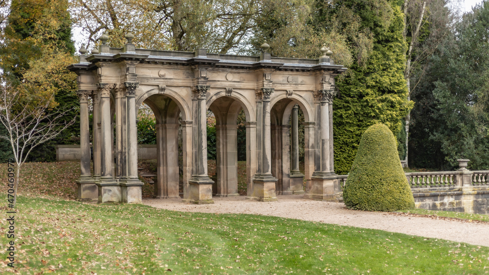Obraz premium Arches made of sandstone in a garden