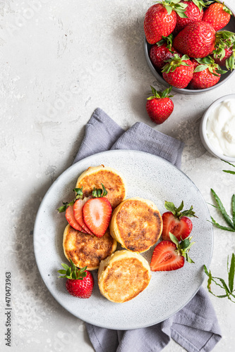 Bild auf Leinwand Cottage cheese pancakes or fritters with strawberry and natural yogurt