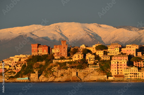 Genova panorama con sfondo montagne innevate