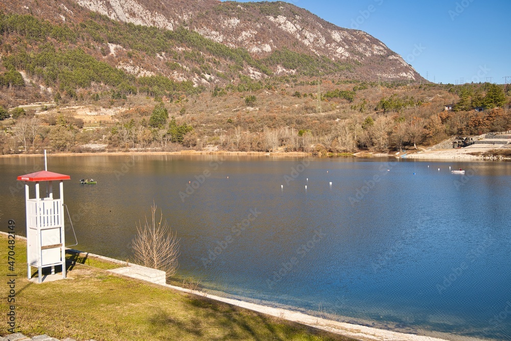 Foto de Lago di Terlago, valle dei laghi in Trentino in autunno con