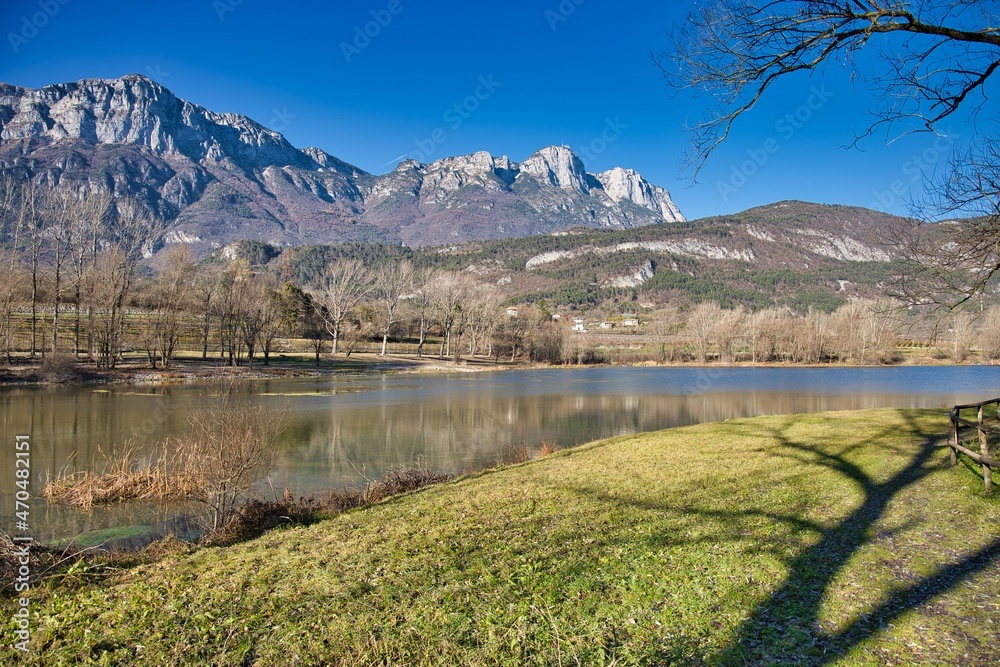 Foto de Lago di Terlago valle dei laghi in trentino in autunno con la