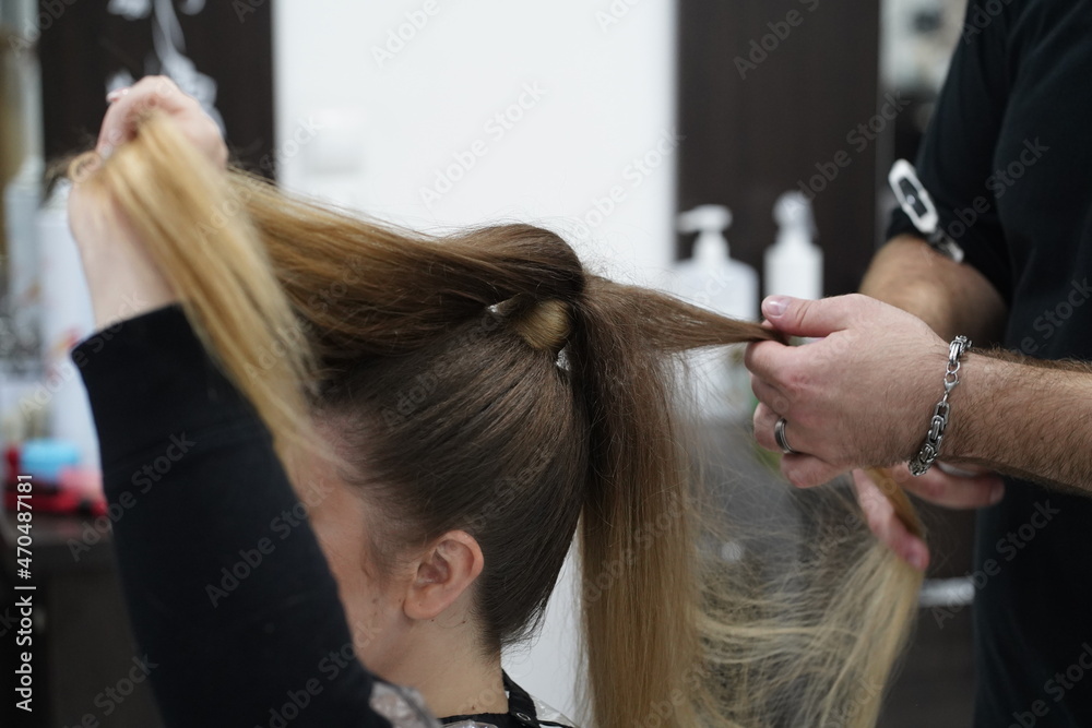 Work in a hairdressing salon. High tail. Measurement with fingers by hairdresser before start. Work in a hairdressing salon. High tail. Measurement with fingers by hairdresser before start.