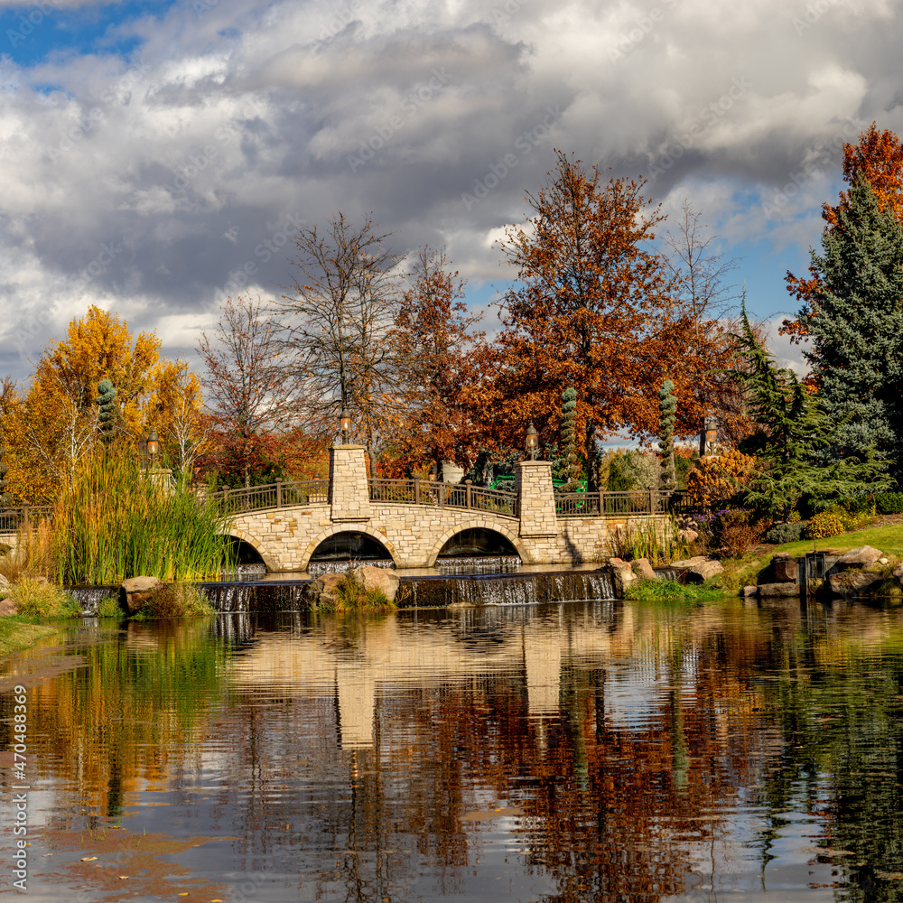 Fototapeta premium Beautiful bridge with autumn trees and reflection