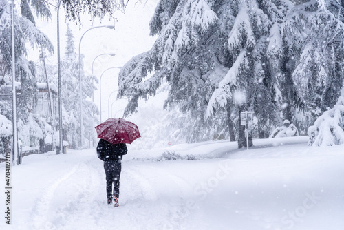 Fotografia People walking on a city street during heavy snow storm