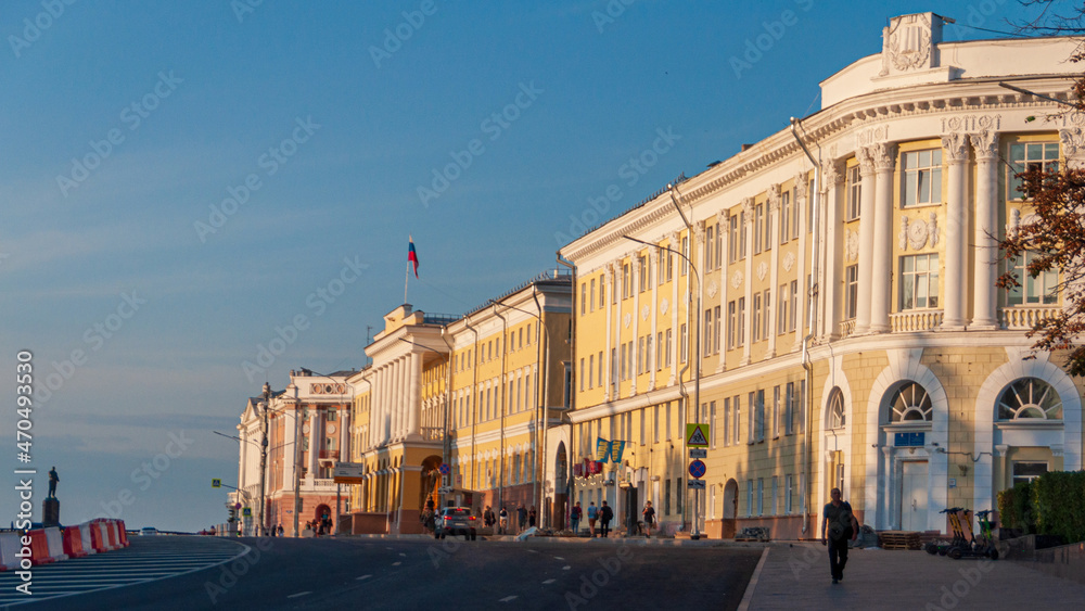 Fototapeta premium Nizhny Novgorod. Summer evening, public transport at the crossroads of the city
