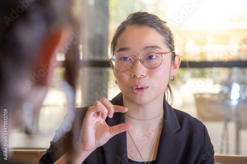 Photos Mujer de negocios asiática habla con compañera