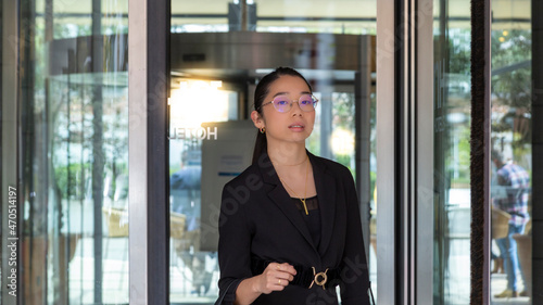 Mujer de negocios asiática sale de hotel Free Download Mujer de negocios asiática sale de hotel - GFXLoad