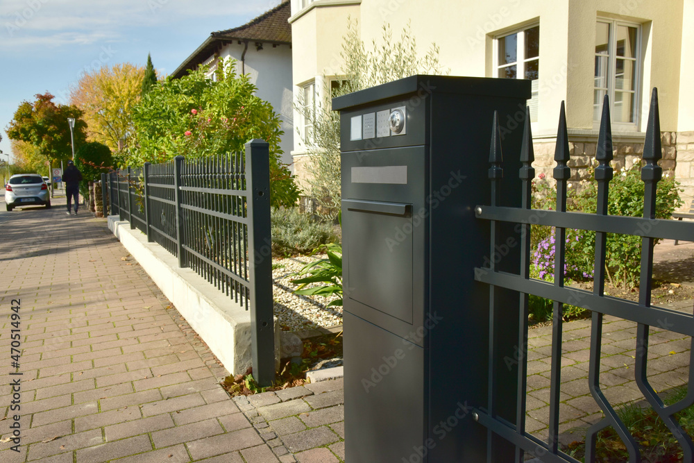 Beschichteter dunkelgrauer Metallzaun um den Vorgarten/Eingangsbereich eines Wohnhauses Beschichteter dunkelgrauer Metallzaun um den Vorgarten/Eingangsbereich eines Wohnhauses