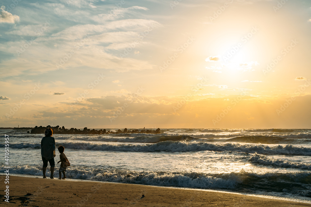 Naklejka premium 砂浜と夕焼け2