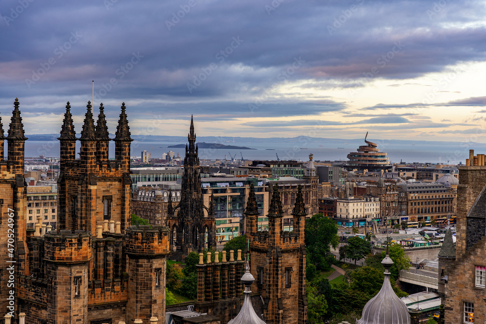 Naklejka premium Miasto Edynburg stolica Szkocji z lotu ptaka o zachodzie słońca.