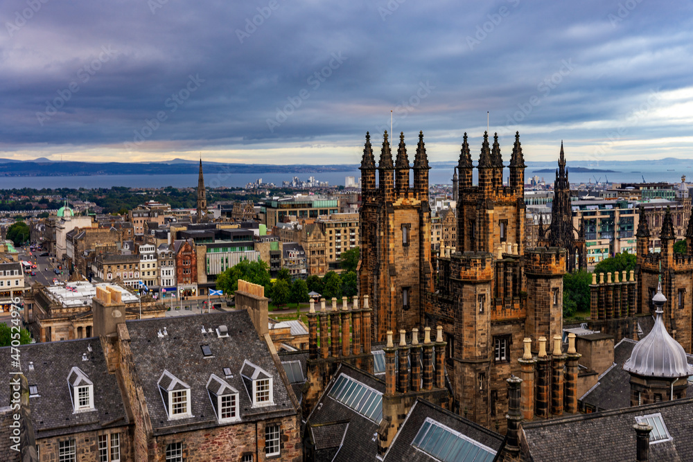 Fototapeta premium Miasto Edynburg stolica Szkocji z lotu ptaka o zachodzie słońca.