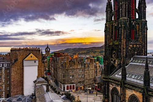 Miasto Edynburg stolica Szkocji z lotu ptaka o zachodzie słońca. #470524988