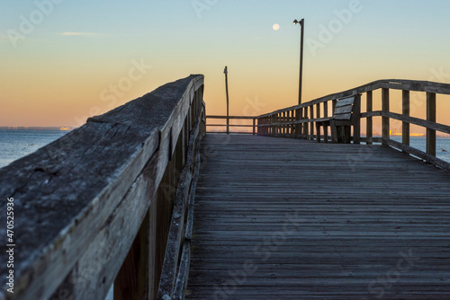 Fototapeta Naklejka Na Ścianę i Meble -  Moon Sets Over Bayfront Park Pier