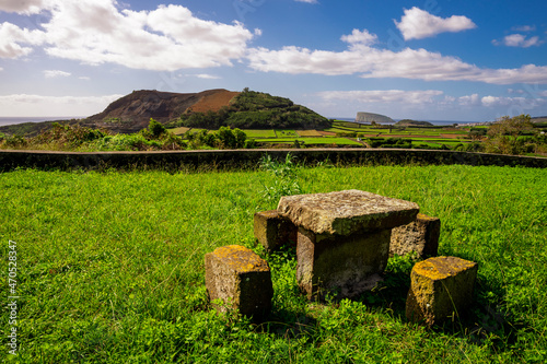 Kamienny stół, zielony krajobraz typowy dla wyspy Terceira, Azory.  photo