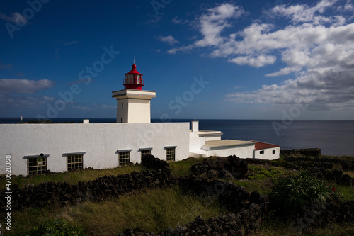 Latarnia morska Ponta das Contendas, cypel Contendas, gmina Angra do Heroísmo, wyspia Terceira, Portugalski archipelag Azory.