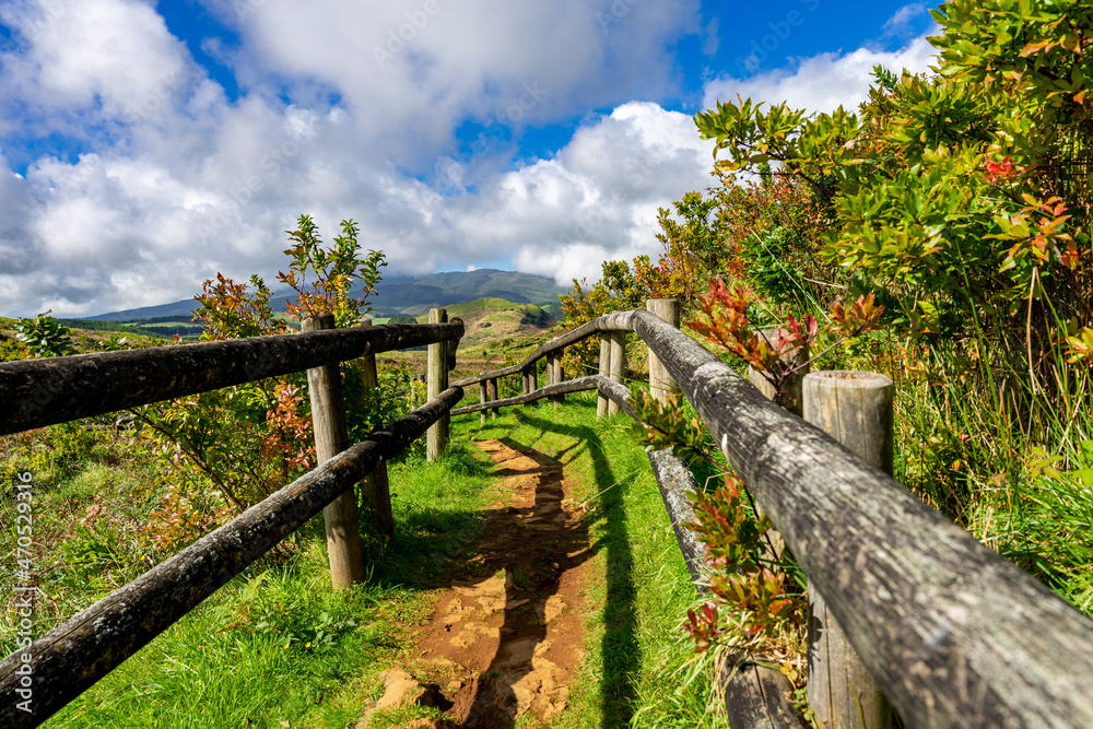 Pieszy szlak po polach siarkowych, zabezpieczony drewnianym ogrodzeniem Furnas De Enxofre, Terceira, Azores, Portugalia
