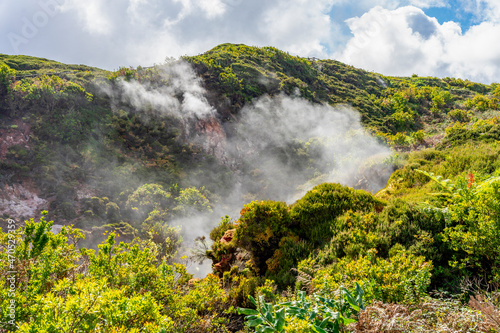 Wydobywające się opary siarki, pieszy szlak po polach siarkowych, Furnas De Enxofre, Terceira, Azores, Portugalia