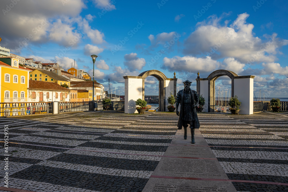 Angra do Heroísmo o zachodzie słońca, pomnik Vasco da Gama, historyczne miasto, stolica portugalskiej wyspy Terceira - obrazy, fototapety, plakaty 