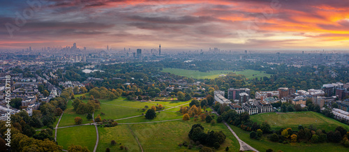 Canvas Print Beautiful aerial view of London with many green parks and city skyscrapers in the foreground