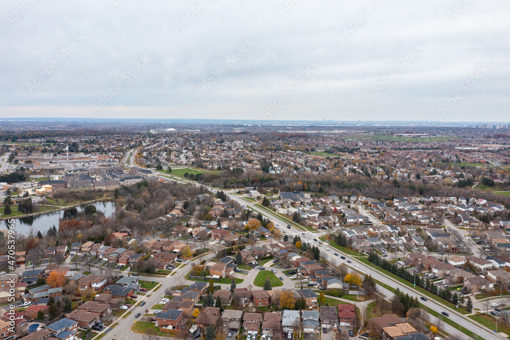 Obraz premium Drone photo of Brampton by Hurontario and the 410 and sandalwood parkway loafers lake and Turnberry golf club in view 