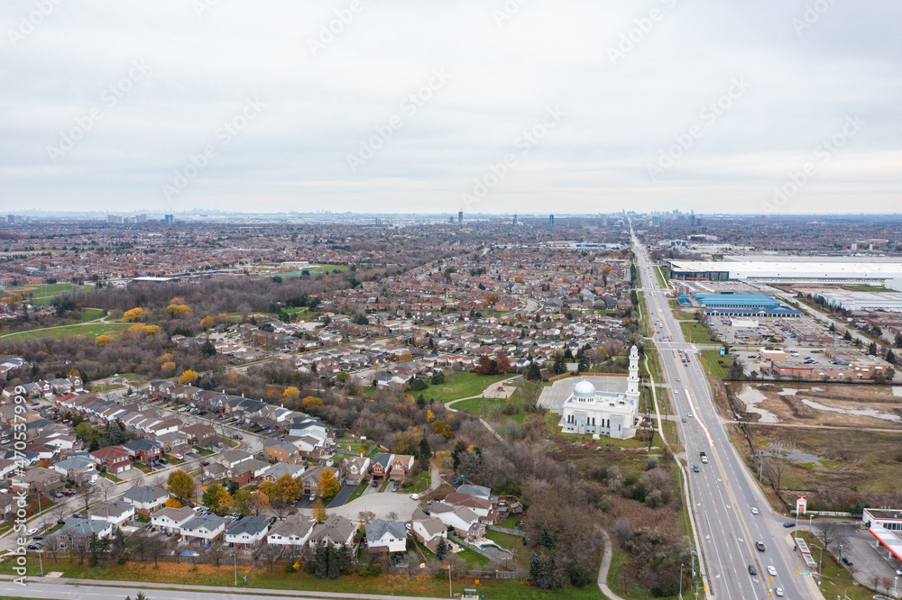 Obraz premium Drone photo of Brampton by Hurontario and the 410 and sandalwood parkway loafers lake and Turnberry golf club in view