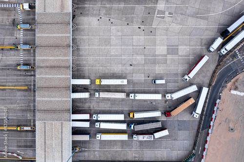 Fotografia Aerial view of harbor and trucks parked along side each other getting ready for